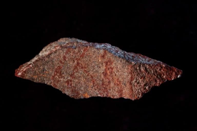 Ανακαλύφθηκε το αρχαιότερο «σκίτσο» του Homo sapiens, ηλικίας 73.000 ετών! (Εικόνες)